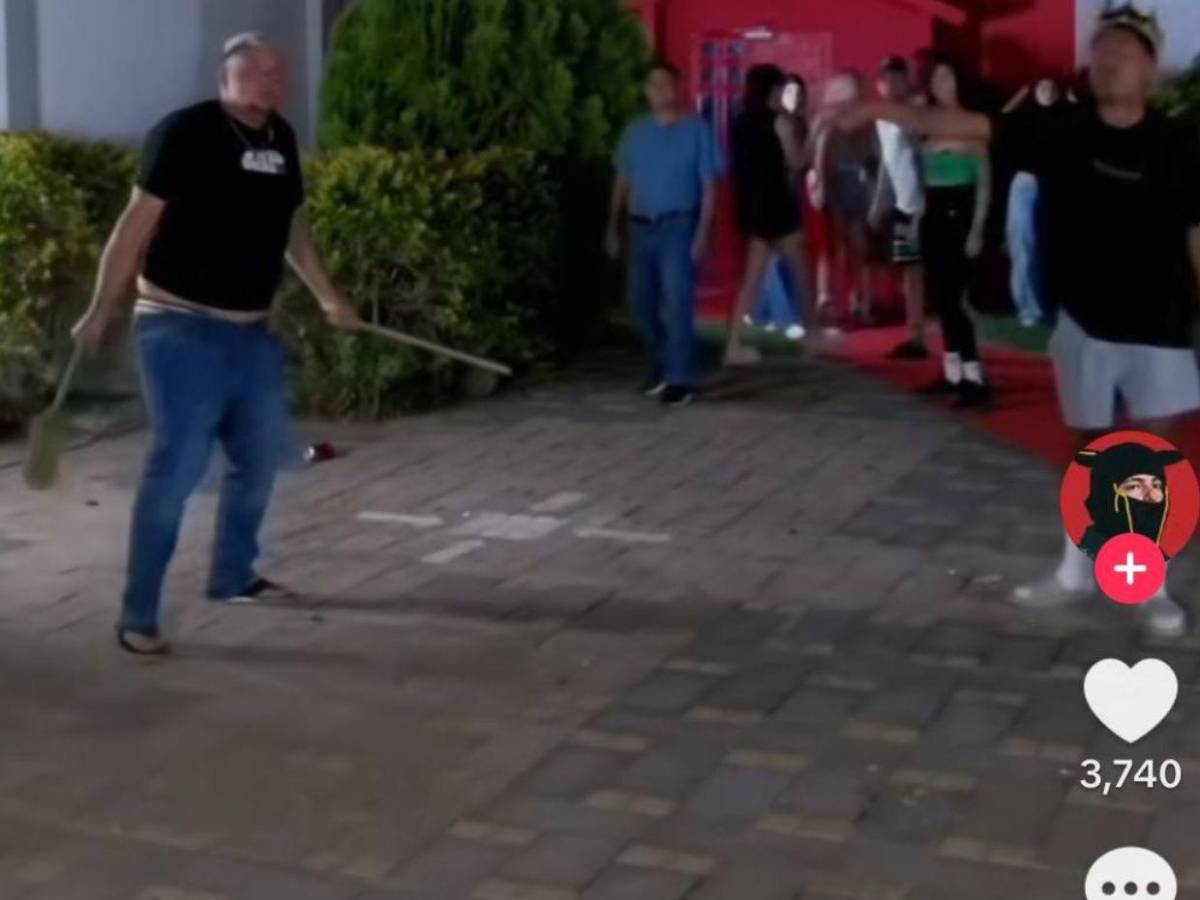 Tiktoker hondureño, expulsado de reality tras intentar atacar a otro con un cuchillo