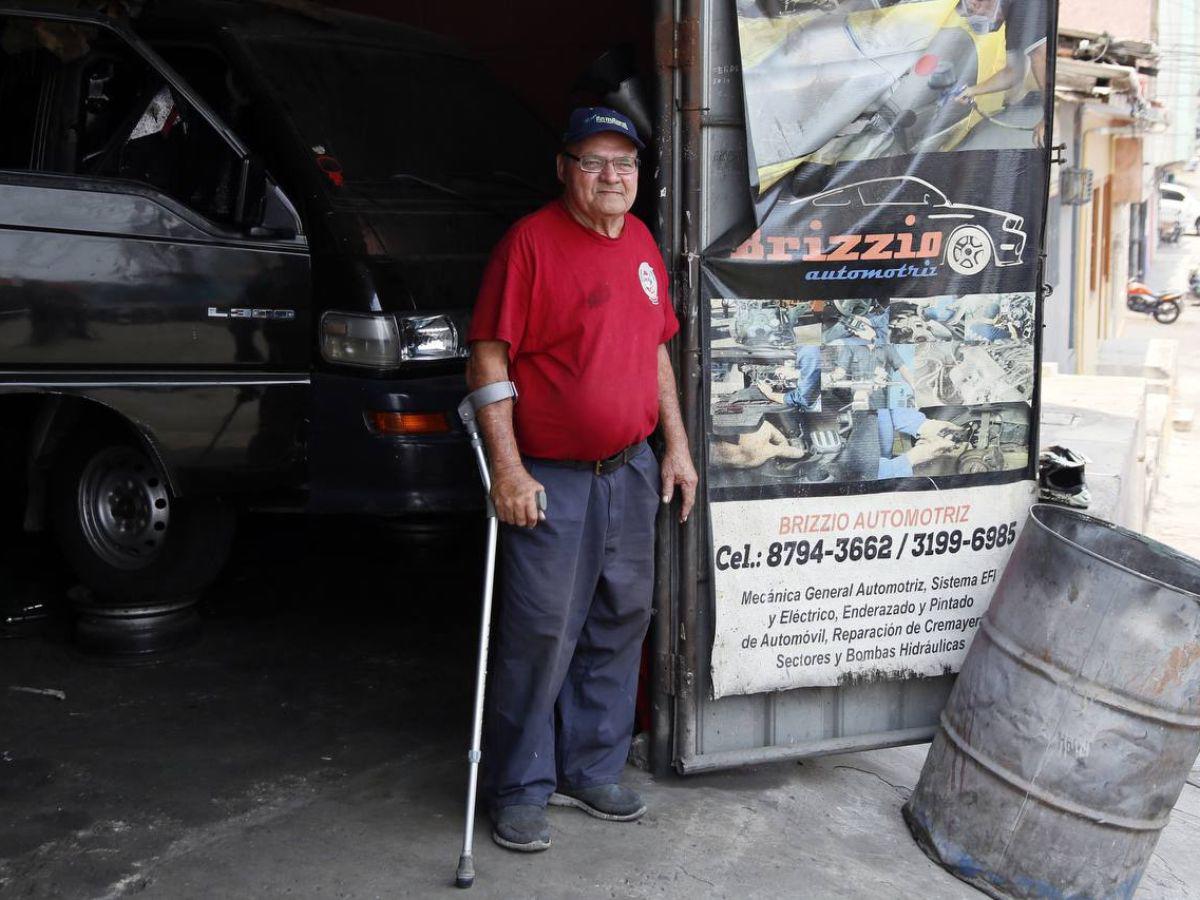 A criterio de don Mario que es mecánico desde los 10 años, siempre será más económico comprar y reparar un vehículo que no sea muy reciente.