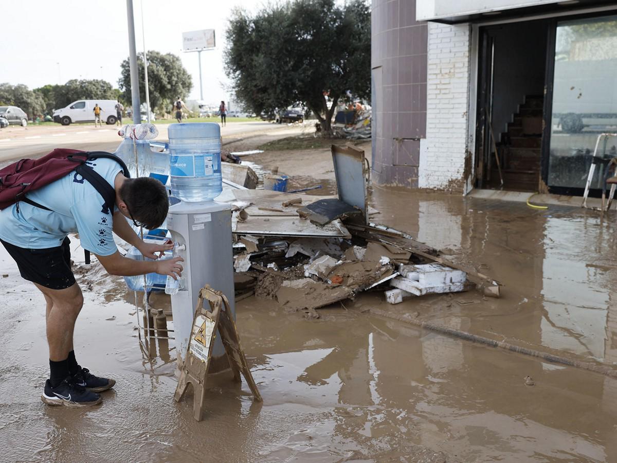 Cientos de voluntarios trabajan en la limpieza y búsqueda de desaparecidos en Valencia Cientos de voluntarios trabajan en la limpieza y búsqueda de desaparecidos en Valencia