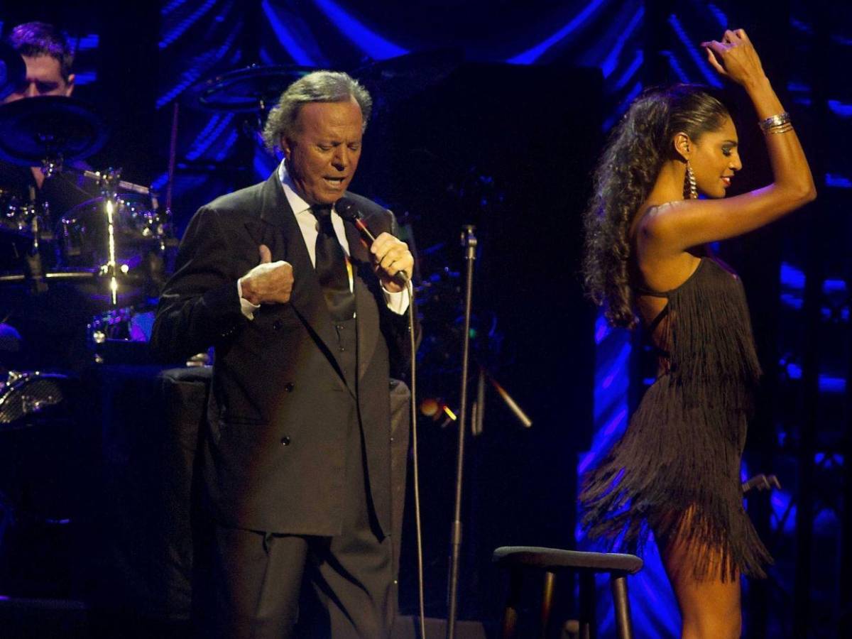 Exempleadas de Julio Iglesias presentan nueva querella por agresión sexual