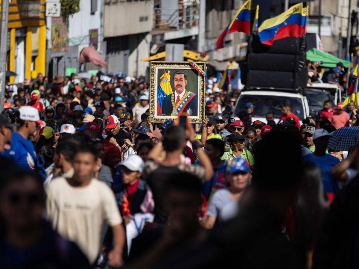 Disfrazados de Maduro y Cilia, jóvenes chavistas marchan en Caracas pidiendo su liberación