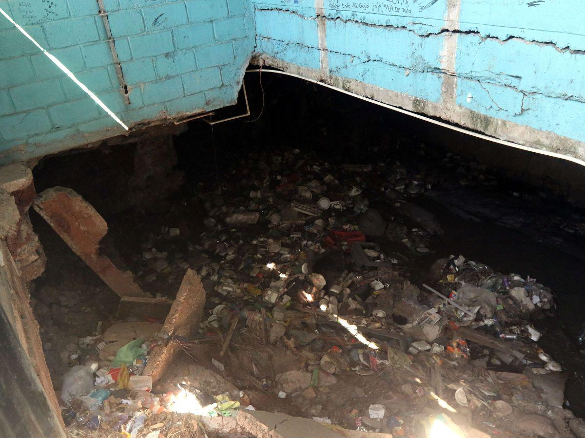 La quebrada El Sapo se tragó los baños de los niños; un fétido olor será el recibimiento que tendrán los más de 700 estudiantes.
