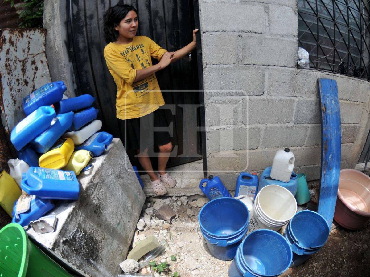Capitalinos enfrenta escasez de agua pese a reparto con cisternas públicas