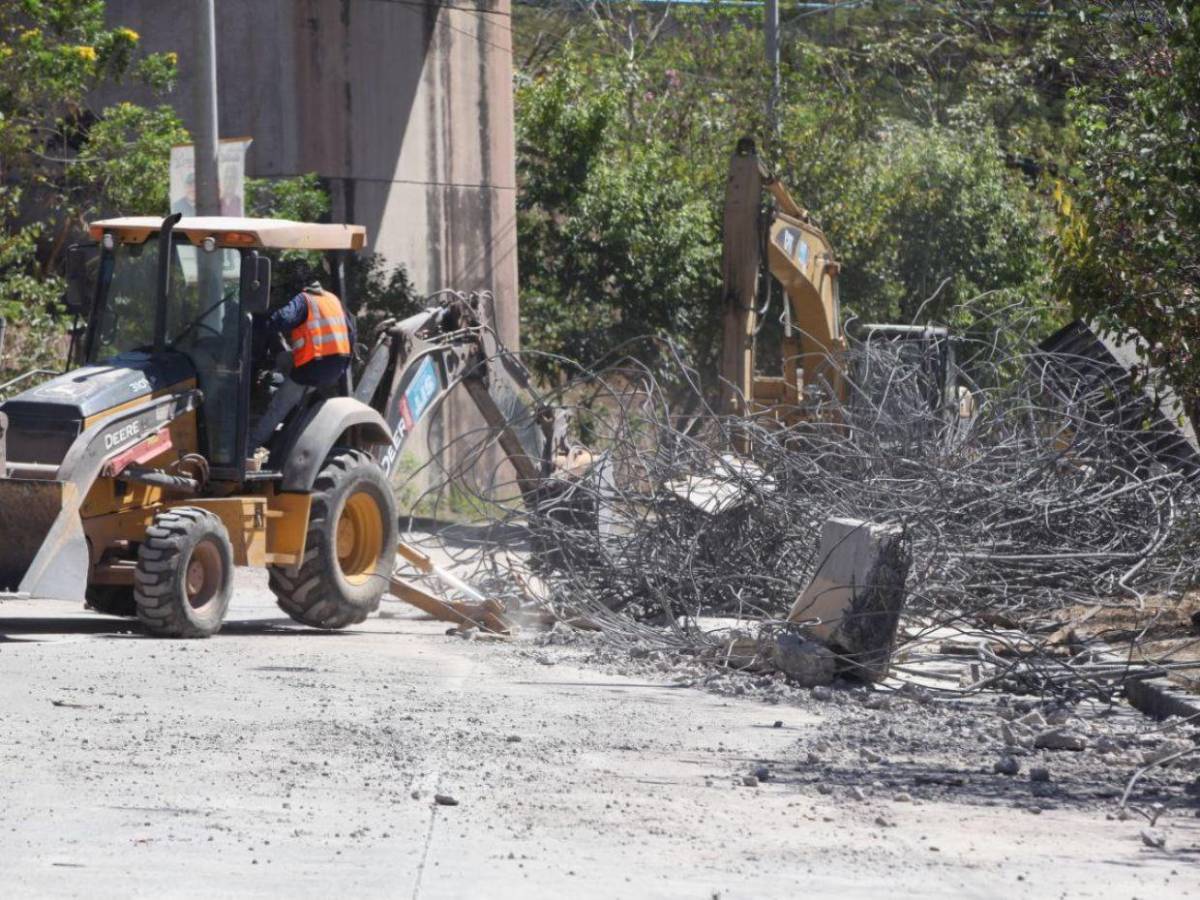 Así avanza la demolición de la rampa del puente Juan Manuel Gálvez tras colapsar