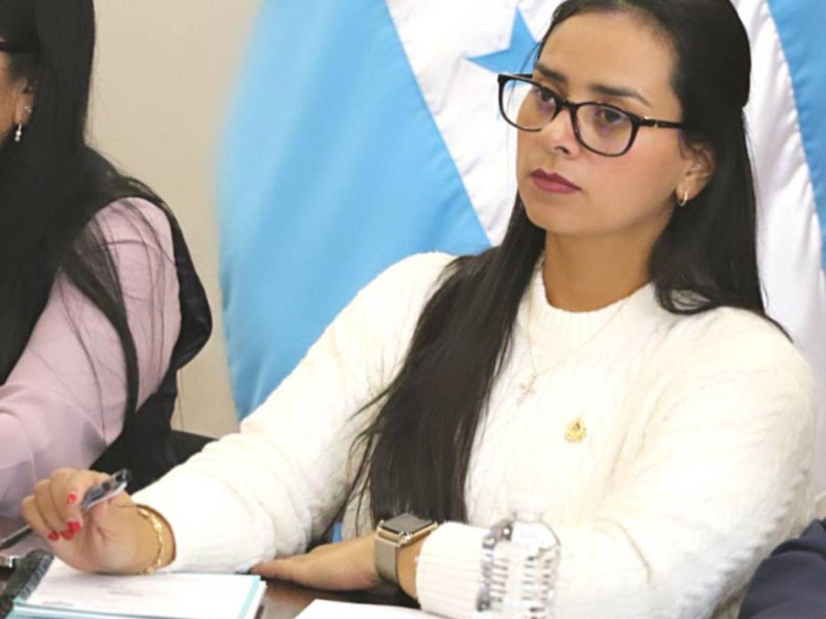 Isis Cuéllar sigue repartiendo dinero tras escándalo con Sedesol; dio L20 mil para un carwash