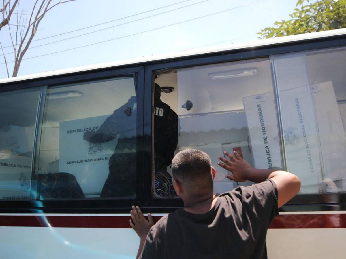 Con cinco horas de retraso, apenas inicia traslado de material electoral en algunos sectores