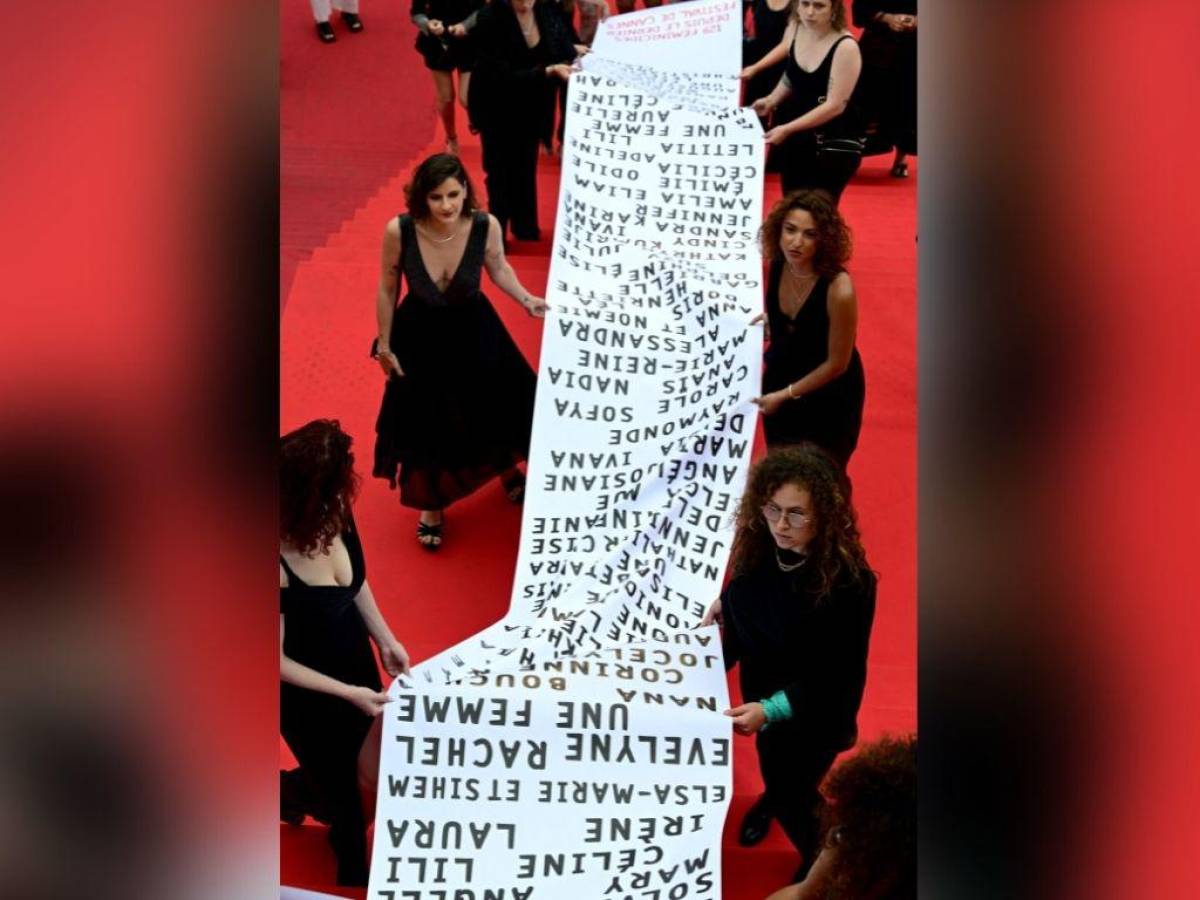 Feministas muestran en alfombra roja de Cannes pancarta con nombres de 129 mujeres asesinadas