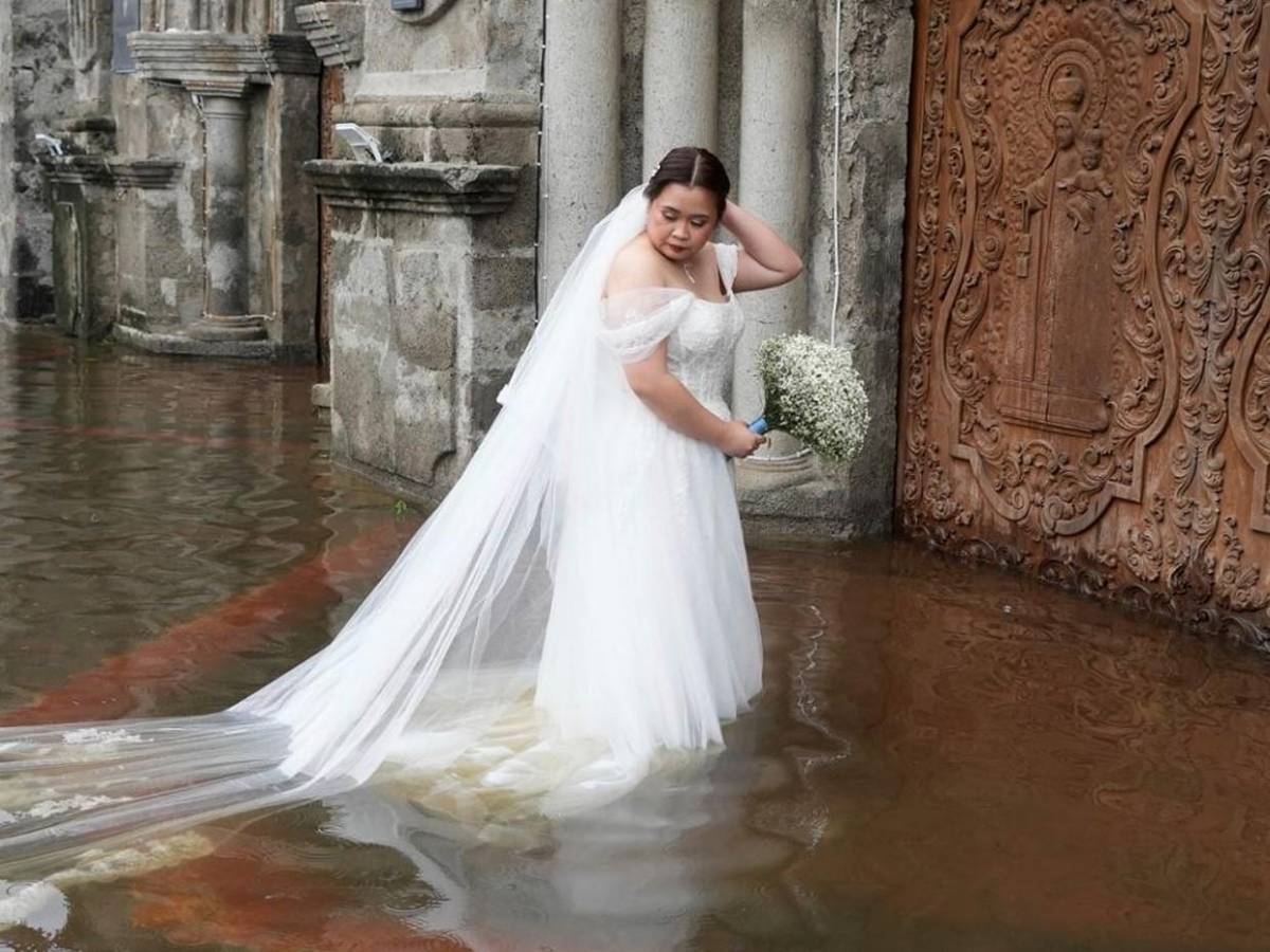 Sí, acepto: pareja se casa en iglesia inundada por tifón Wipha en Filipinas