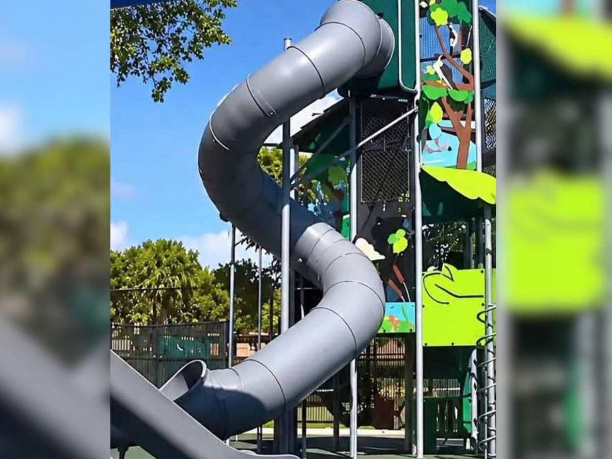 Niño hondureño muere en Miami asfixiado en un tobogán de un parque público