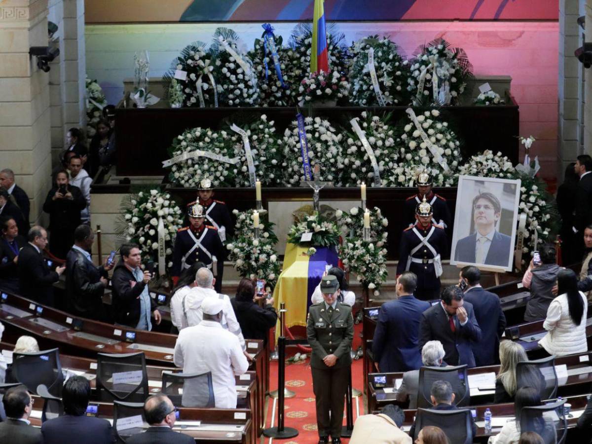 Decenas de personas dan el último adiós a Miguel Uribe Turbay