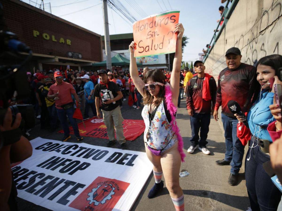 En traje de baño y exigiendo justicia por las mujeres: hondureña marcha este Día del Trabajador