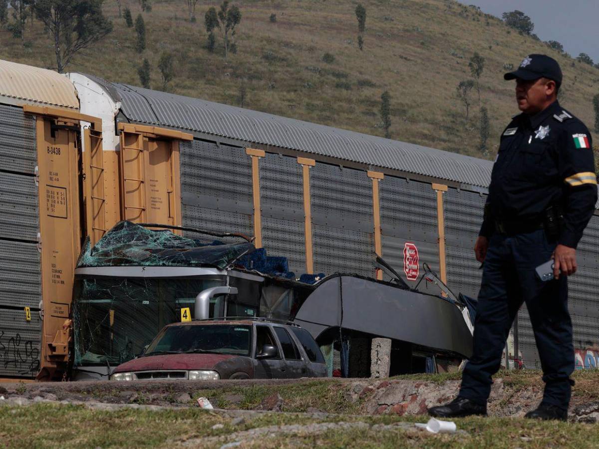 Choque mortal: ferrocarril impacta autobús de pasajeros en Atlacomulco, México