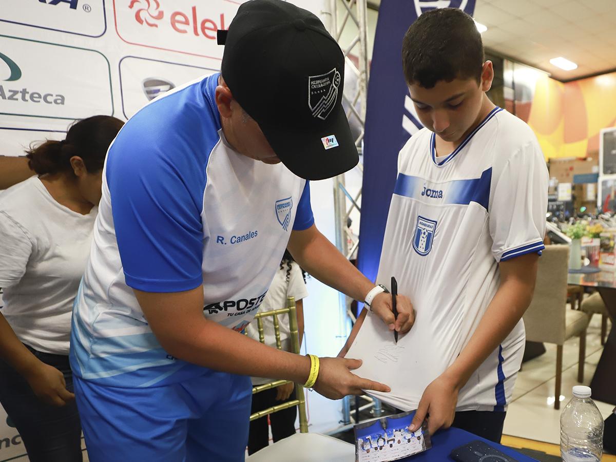 <i>La concurrida sucursal de Tiendas Elektra Kennedy fue la reunión para la firma de autógrafas donde las sorpresas no faltaron.</i>