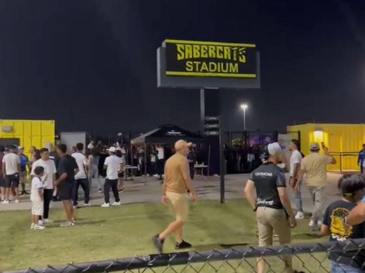 ¡Policías intervinieron! Cancelan partido de tiktokers de Honduras en Houston tras caos en estadio