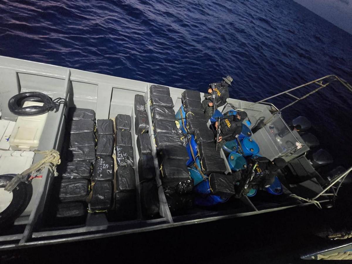 Incautan 36 fardos de drogas tras operativo en Barra Patuca; varios habían sido lanzados al mar