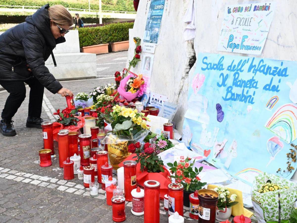 Fieles argentinos rezan por el papa frente al hospital de Roma