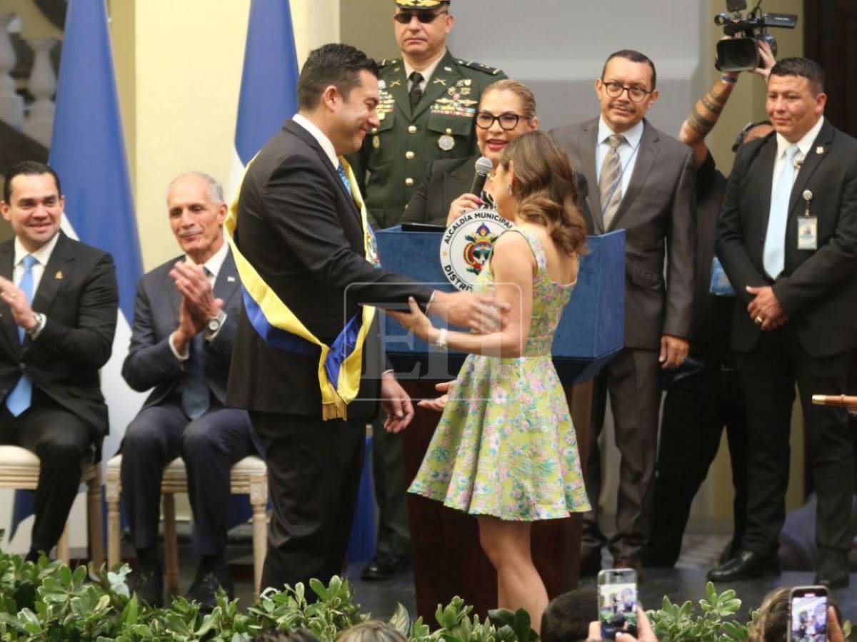 De la mano de su esposa, así recibió la banda municipal Juan Diego Zelaya