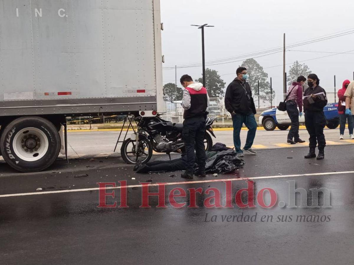 Muere motociclista tras impactar contra rastra en carretera a Olancho