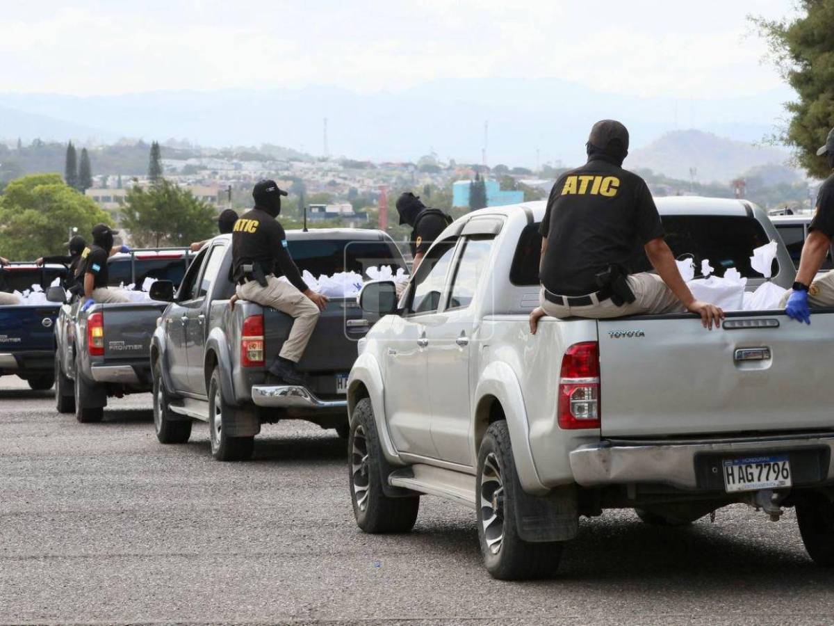 Así trasladaron a los cinco detenidos con 899 kilos de cocaína tras operación en Gracias a Dios