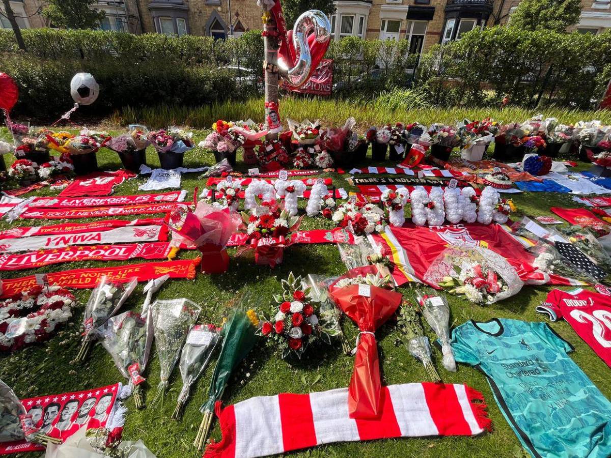 You´ll Never Walk Alone: Seguidores del Liverpool rinden homenaje a Diogo Jota