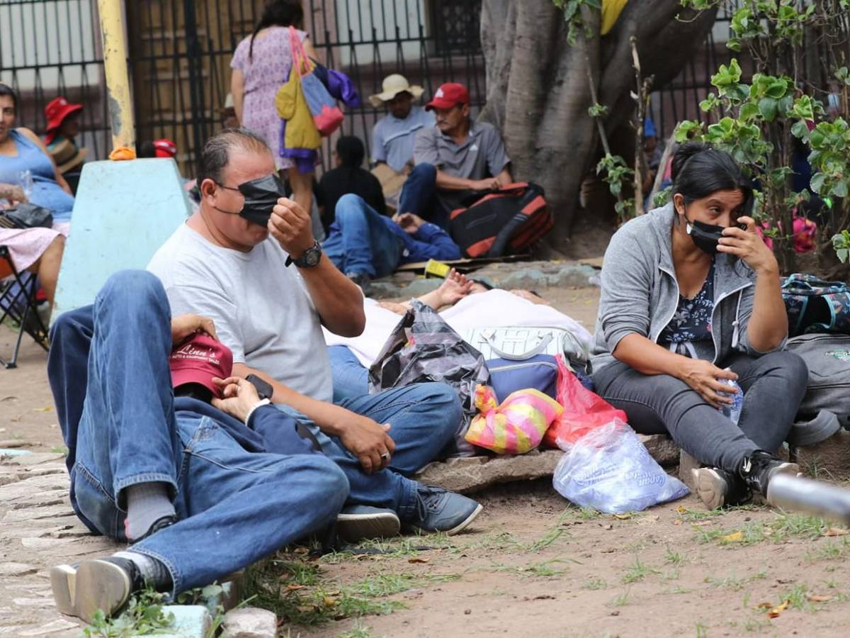 Cansados y sin respuesta: afectados por Koriun permanecen en bajos del Congreso Nacional