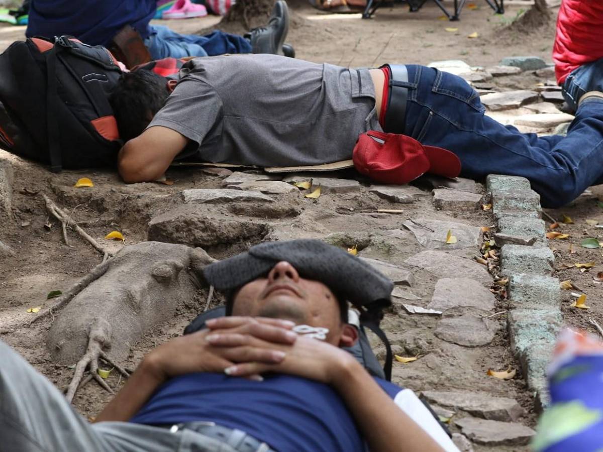 Cansados y sin respuesta: afectados por Koriun permanecen en bajos del Congreso Nacional