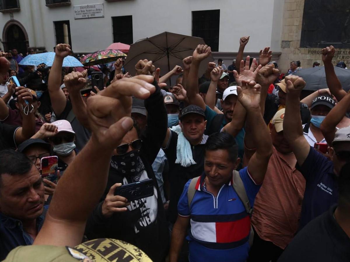 Cansados y sin respuesta: afectados por Koriun permanecen en bajos del Congreso Nacional