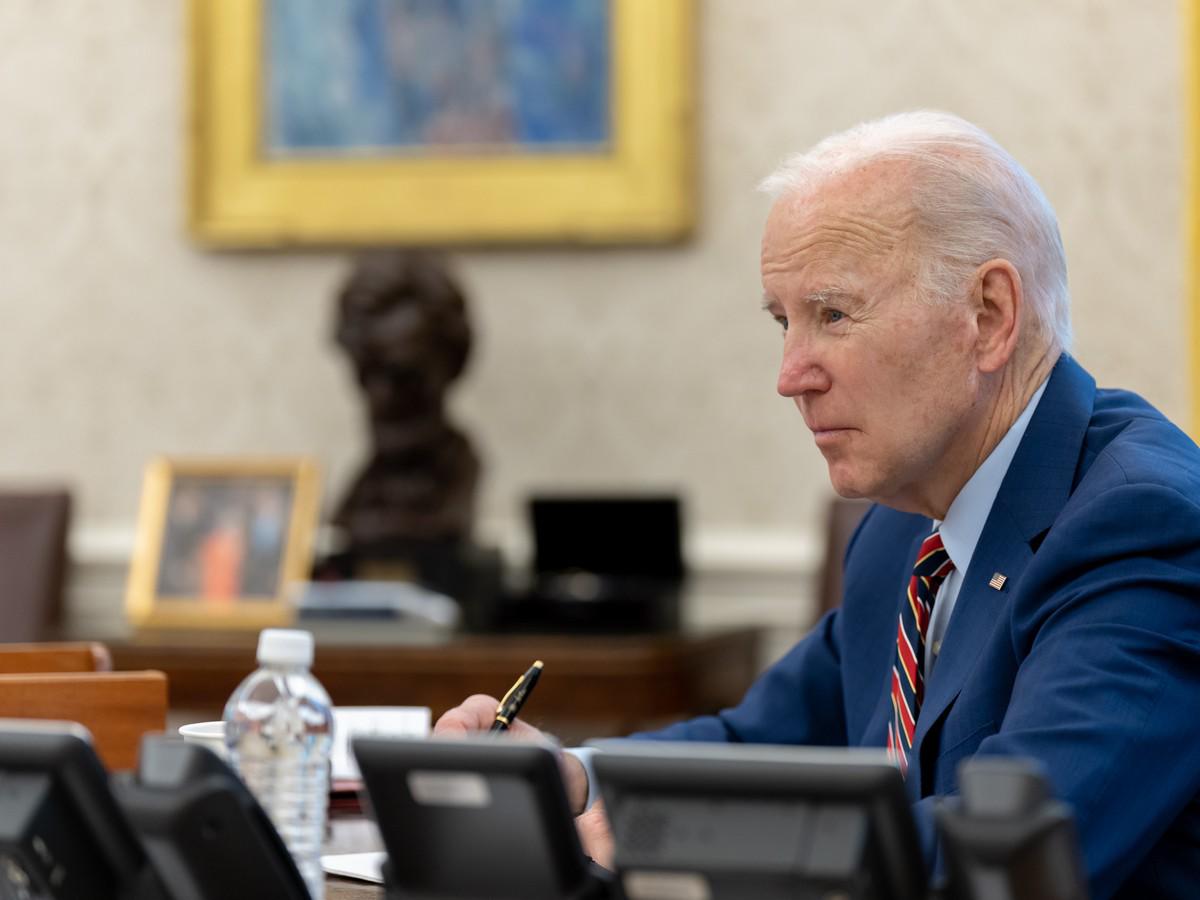 Biden ordena hamburguesa para celebrar apertura de millones de nuevos negocios en su gobierno