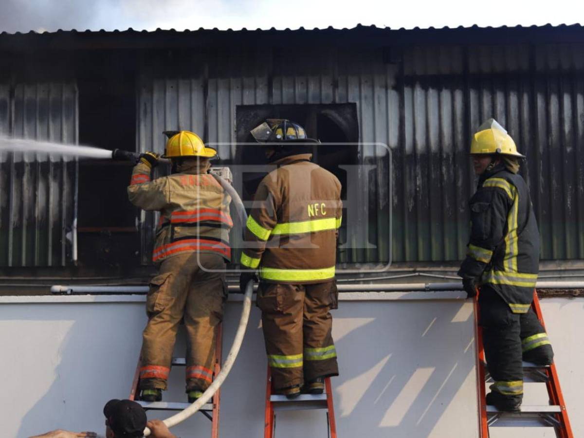 FOTOS: Voraz incendio consume empresa de madera en Choloma; bomberos luchan por apagarlo