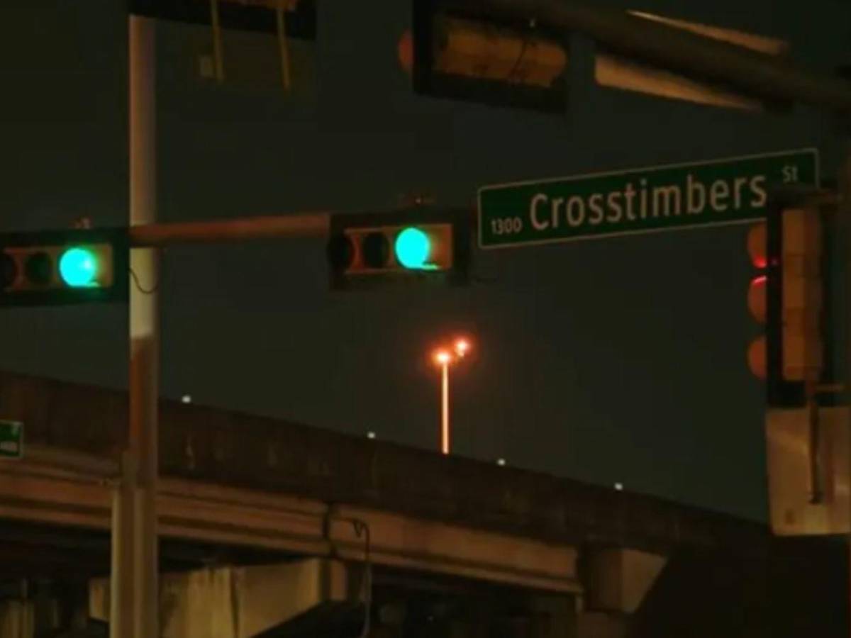 Joven queda en estado crítico tras atropello simultáneo por dos conductores en Houston