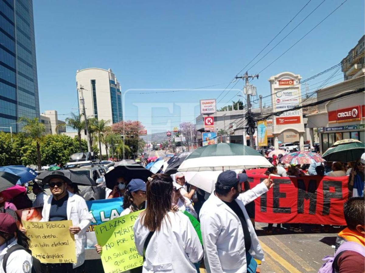 Plazas por mérito, no por bandera: médicos protestan frente a casa presidencial