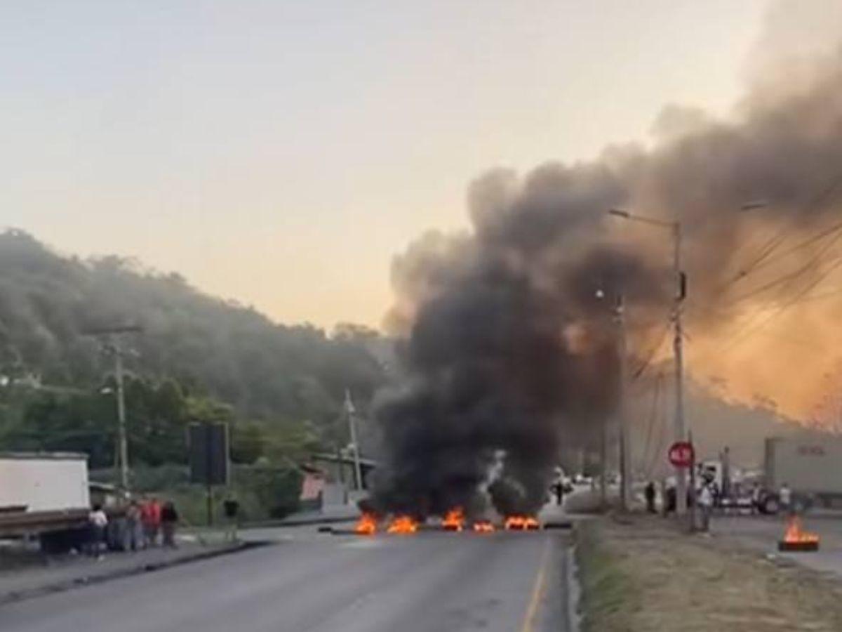 Lluvia de piedras y gas lacrimógeno: afectados por Koriun Inversiones protestan en Choloma