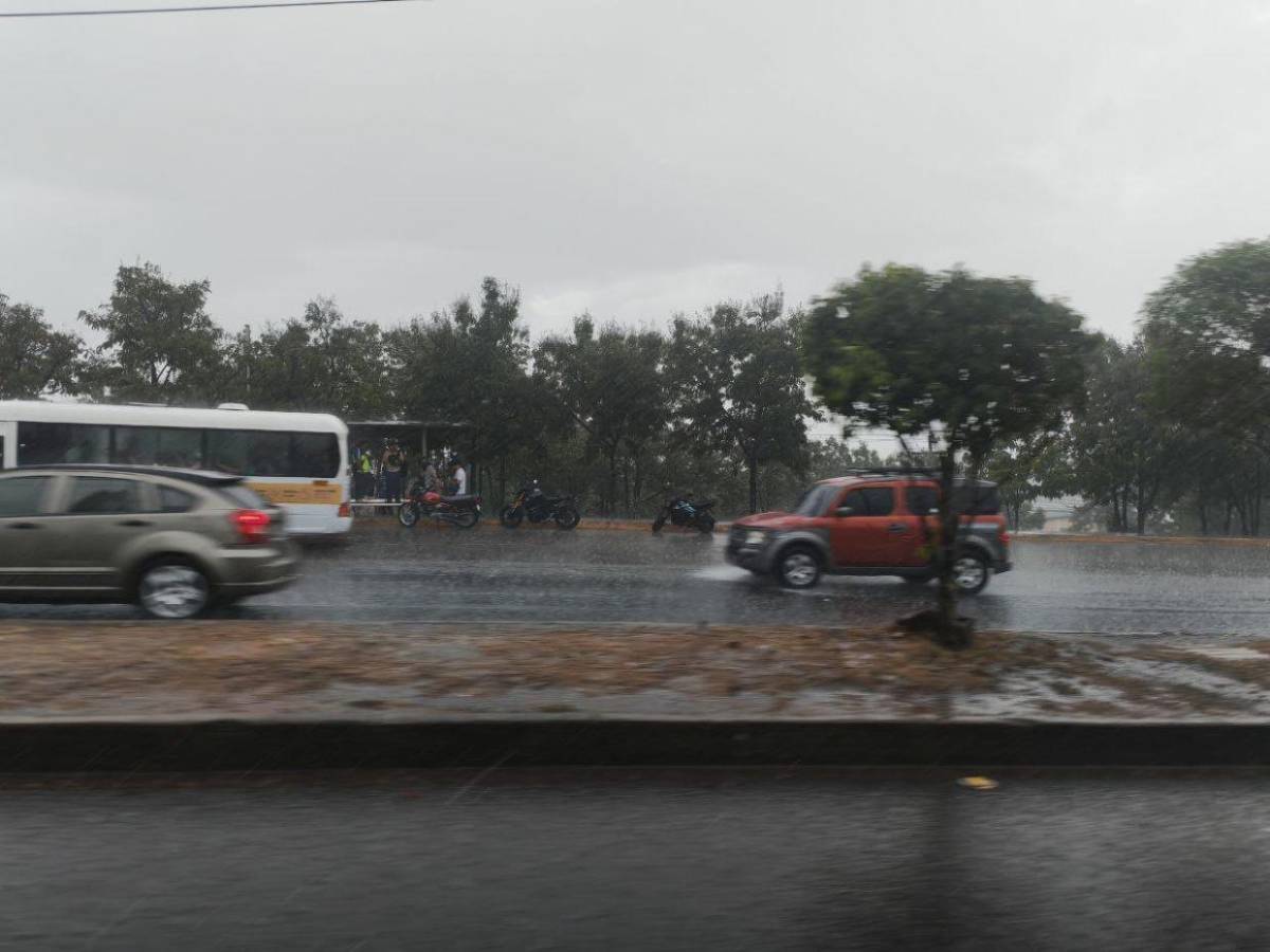 ¡Llueve en Tegucigalpa! Tormenta refresca la tarde en diferentes sectores de la capital