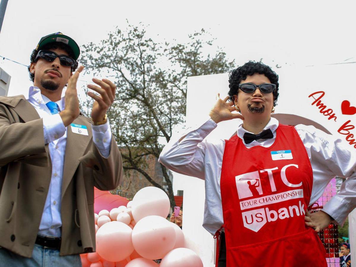 Fans de Bad Bunny en Houston celebran concurso de dobles antes del halftime show