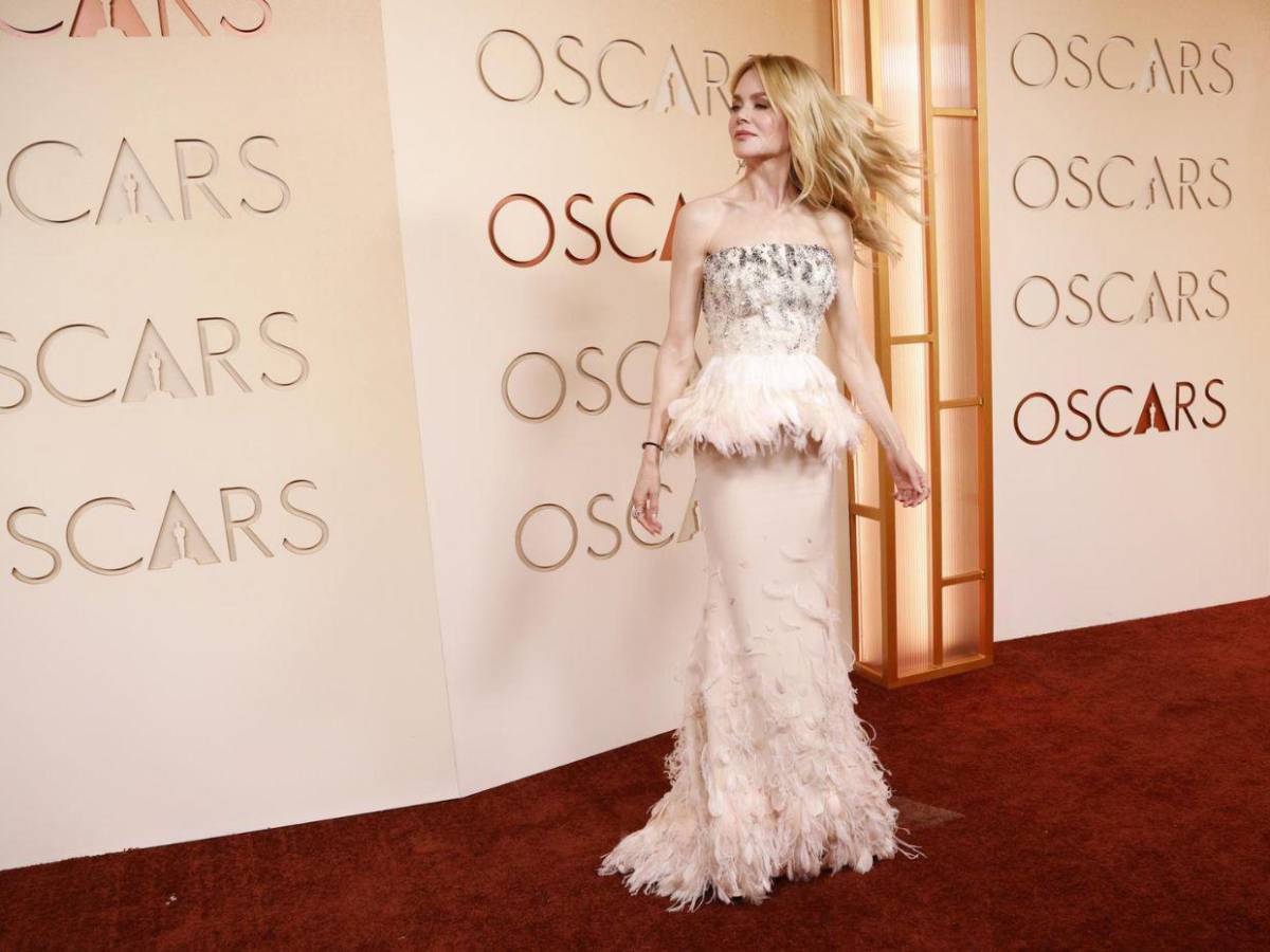 Los looks con plumas que dominaron la alfombra roja de los Oscar 2026