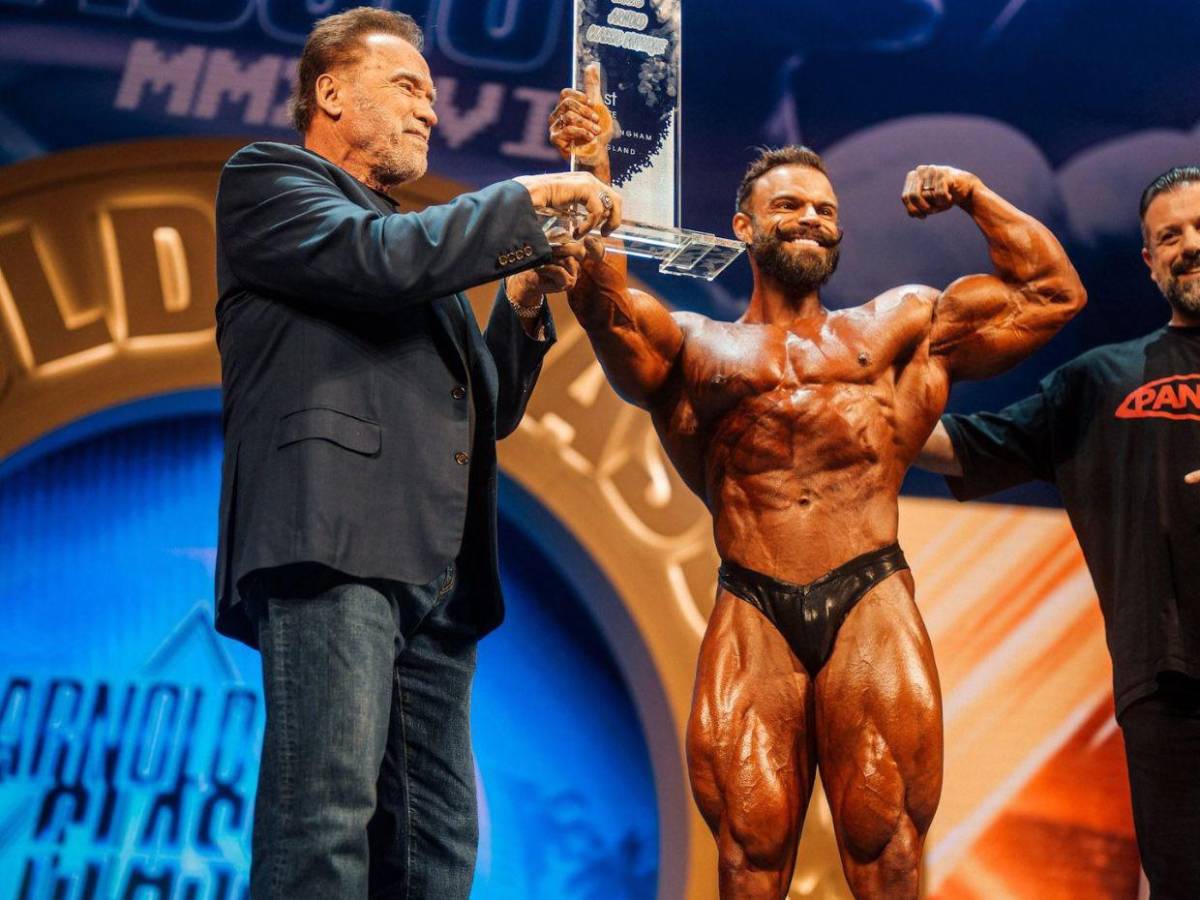 El hijo de Schwarzenegger sigue sus pasos y se convierte en campeón de culturismo