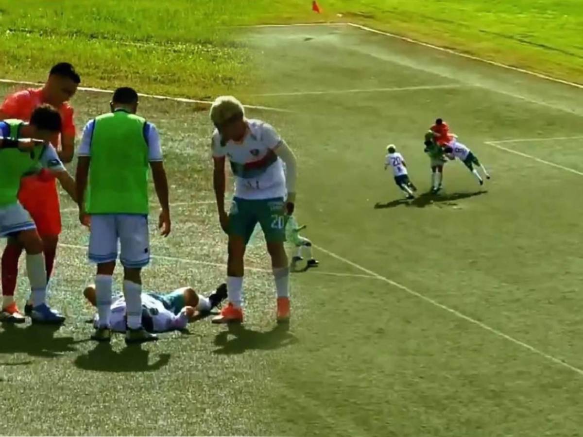 Muere futbolista tras fuerte choque con portero en pleno partido