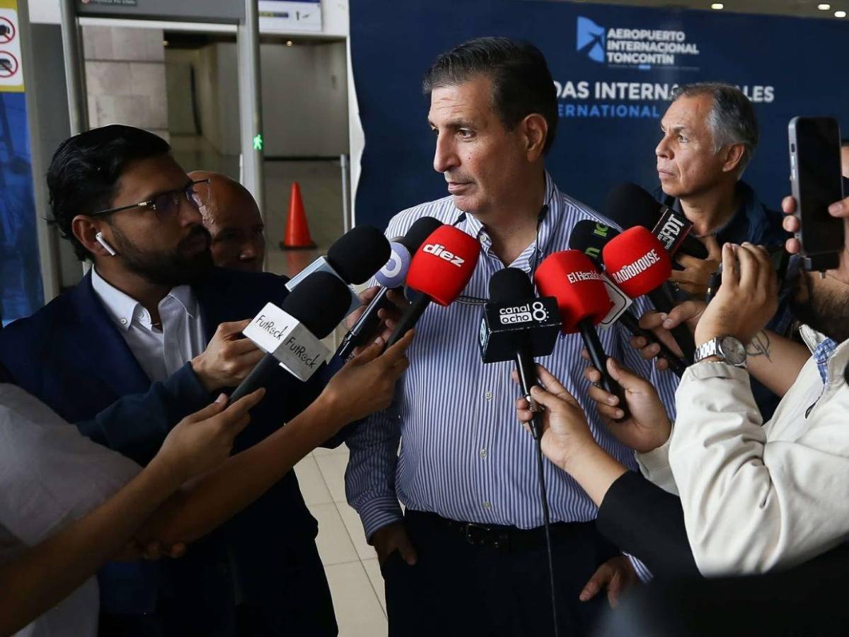 Selección de Honduras llega al país: directivos y jugadores con caras largas