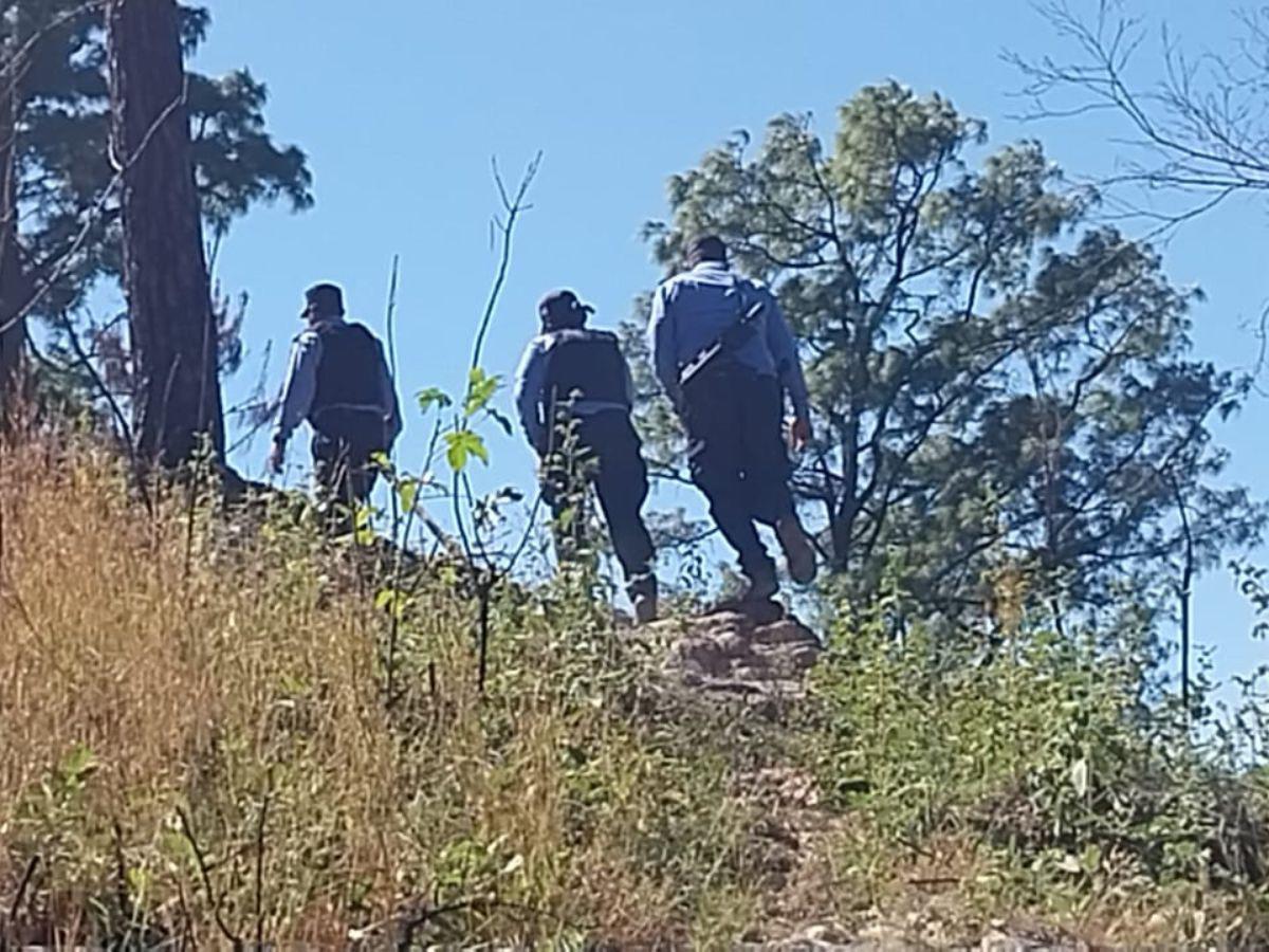 Elementos de la Policía Nacional caminaron varios minutos y dieron con el cuerpo de los primos-hermanos fallecidos.