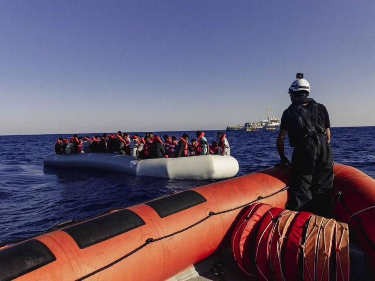 Tres migrantes muertos y 45 rescatados frente a las Islas Canarias