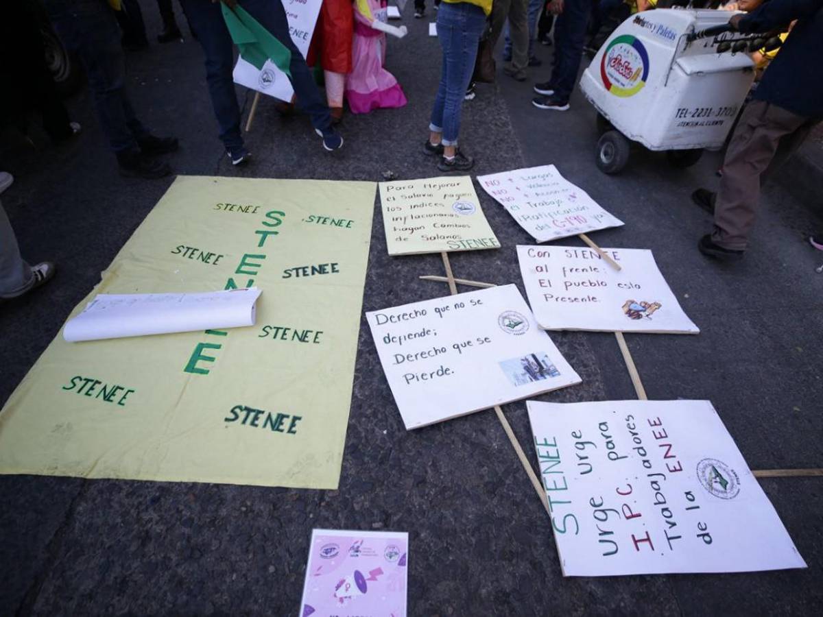 Con retrasos y politizada, inicia marcha del Día del Trabajador en Tegucigalpa