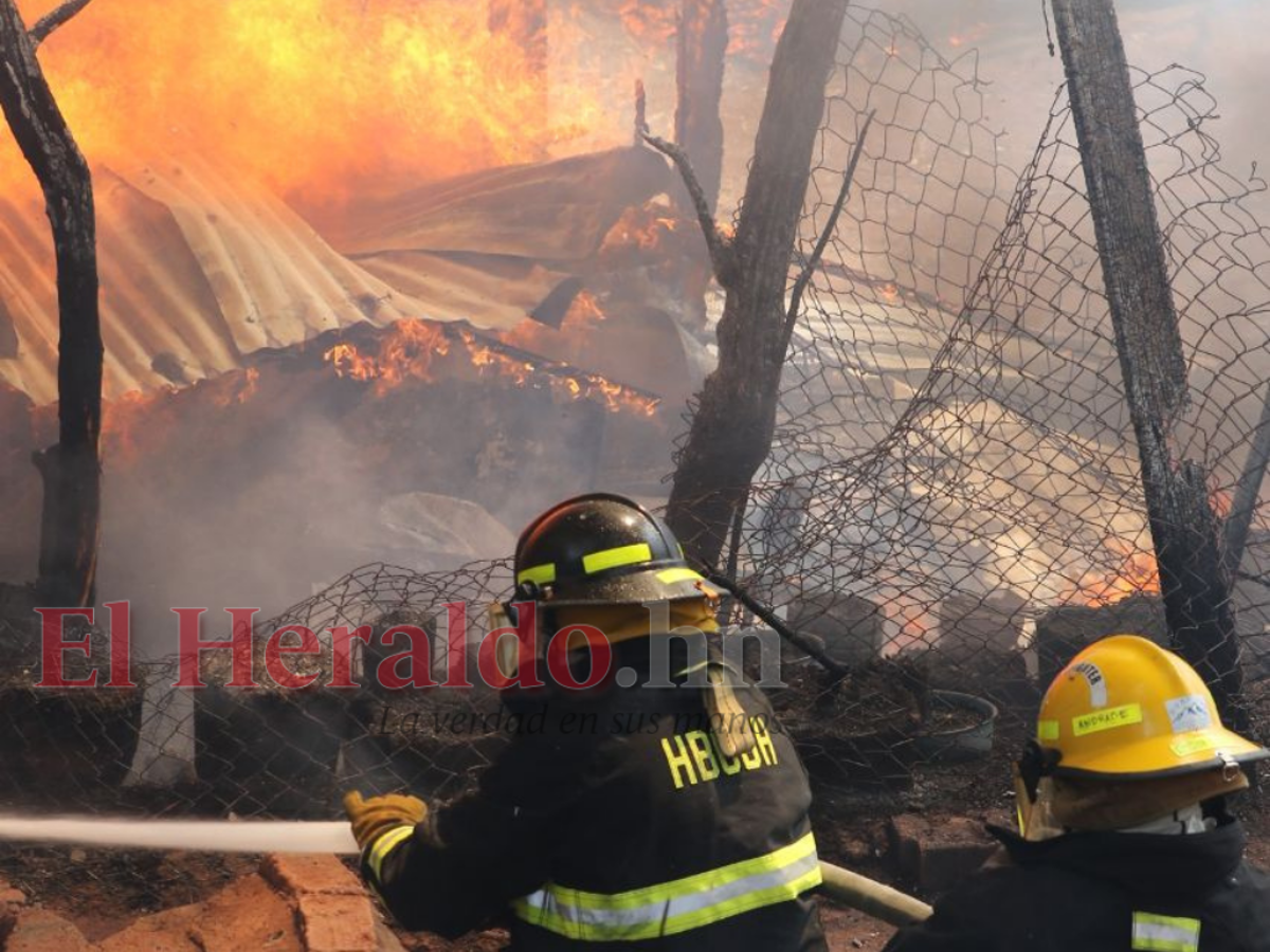 “Apagaba una parte, pero se prendía otra”: Pavoroso incendio deja en la calle a una familia en la capital