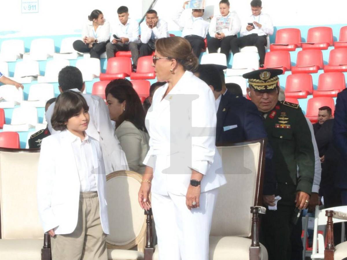 Elegancia y simplicidad, el toque en el atuendo de Xiomara Castro en desfiles patrios Honduras 2025