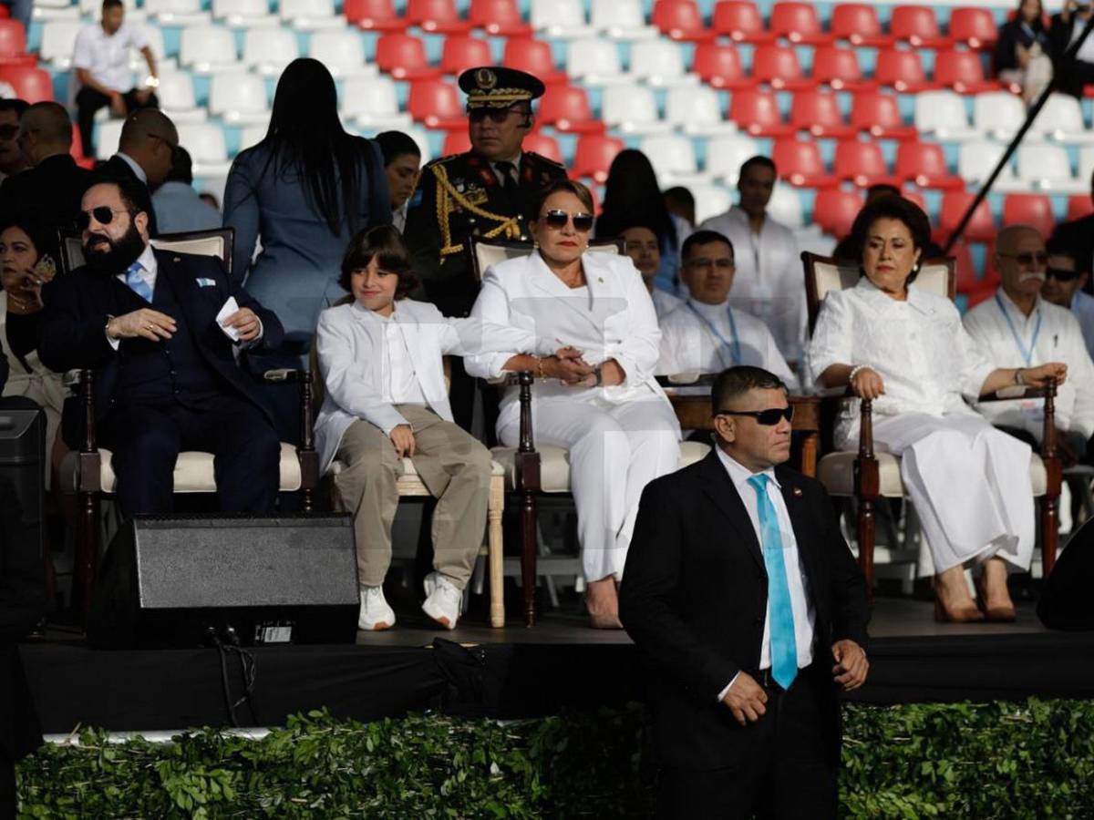 Elegancia y simplicidad, el toque en el atuendo de Xiomara Castro en desfiles patrios Honduras 2025