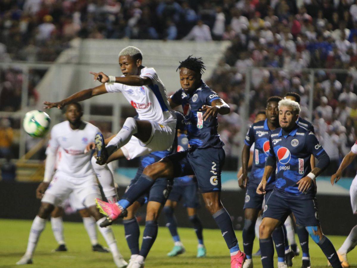 Olimpia poco a poco se fue imponiendo en el partido ante un Motagua al que no le respondió el físico en la parte complementaria.
