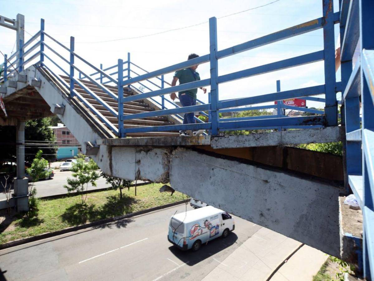 Enormes grietas y deterioro en el puente peatonal del Central y en el Hato de Tegucigalpa