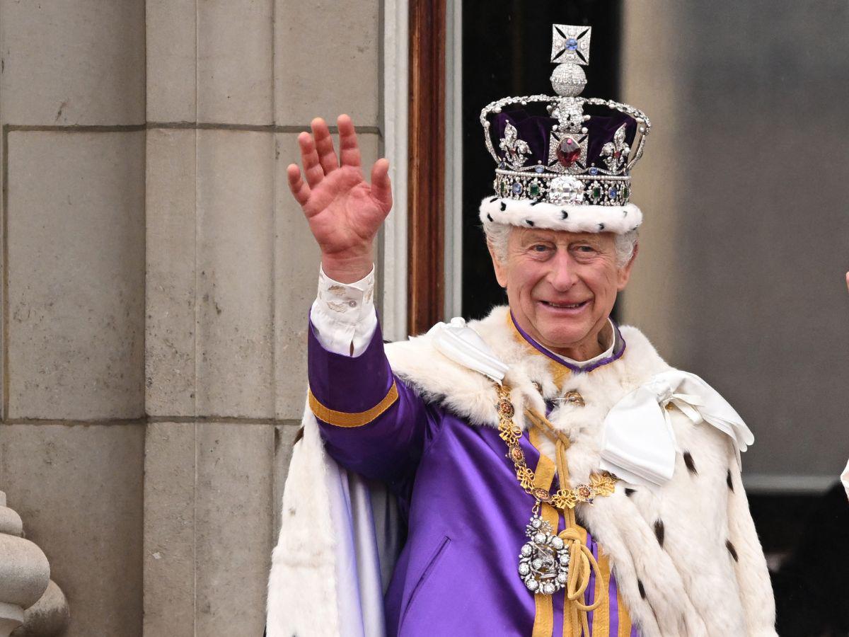El rey carlos III de Reino Unido proclamado rey tras la muerte de su madre, Isabel II.
