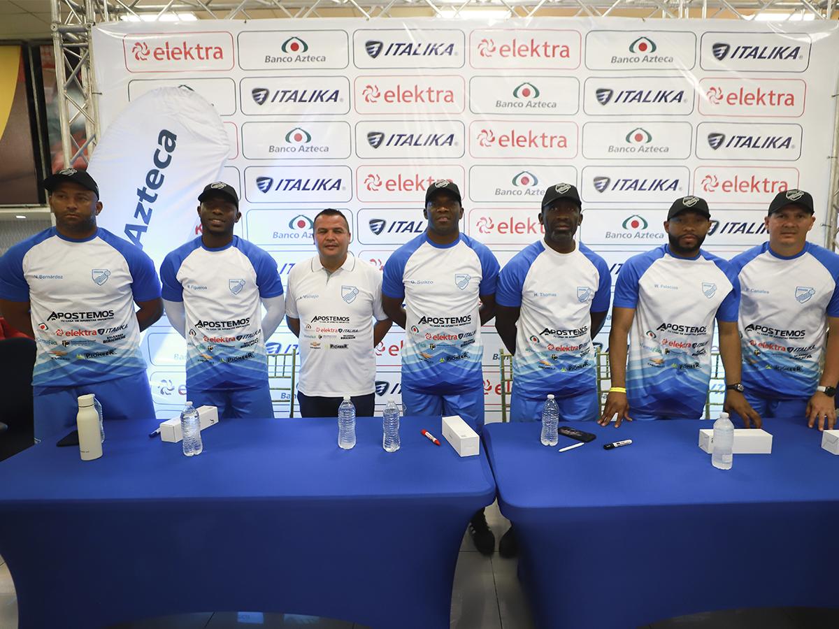 Los “Hermanos Catrachos”, patrocinados por Elektra, Banco Azteca e Italika, durante la firma de autógrafos en Elektra Kennedy, Tegucigalpa.