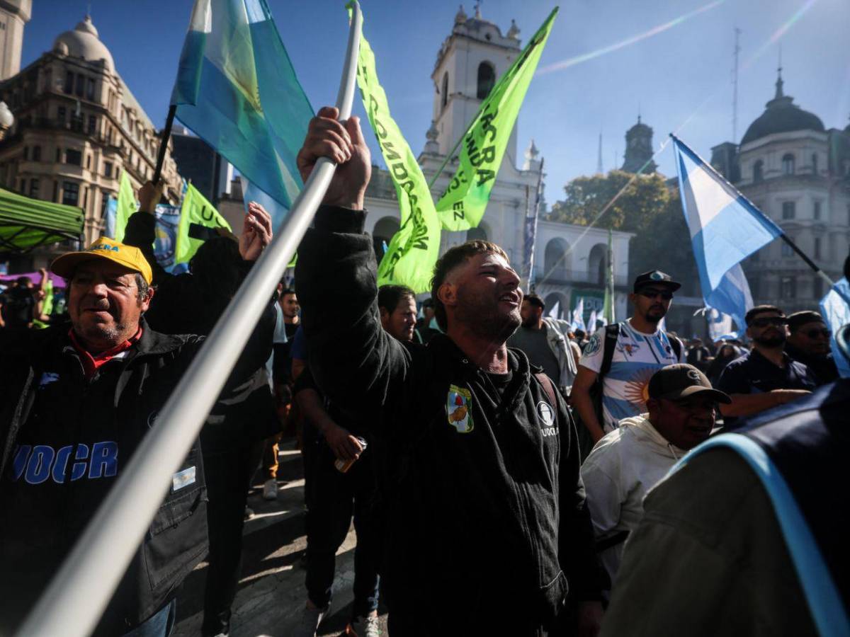 Miles de argentinos marchan contra las políticas de Milei en el Día del Trabajador