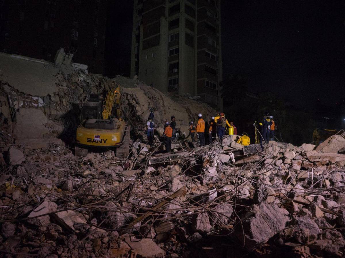Más de 500 muertos, personas en la calle y búsqueda de más cuerpos: luto en Venezuela